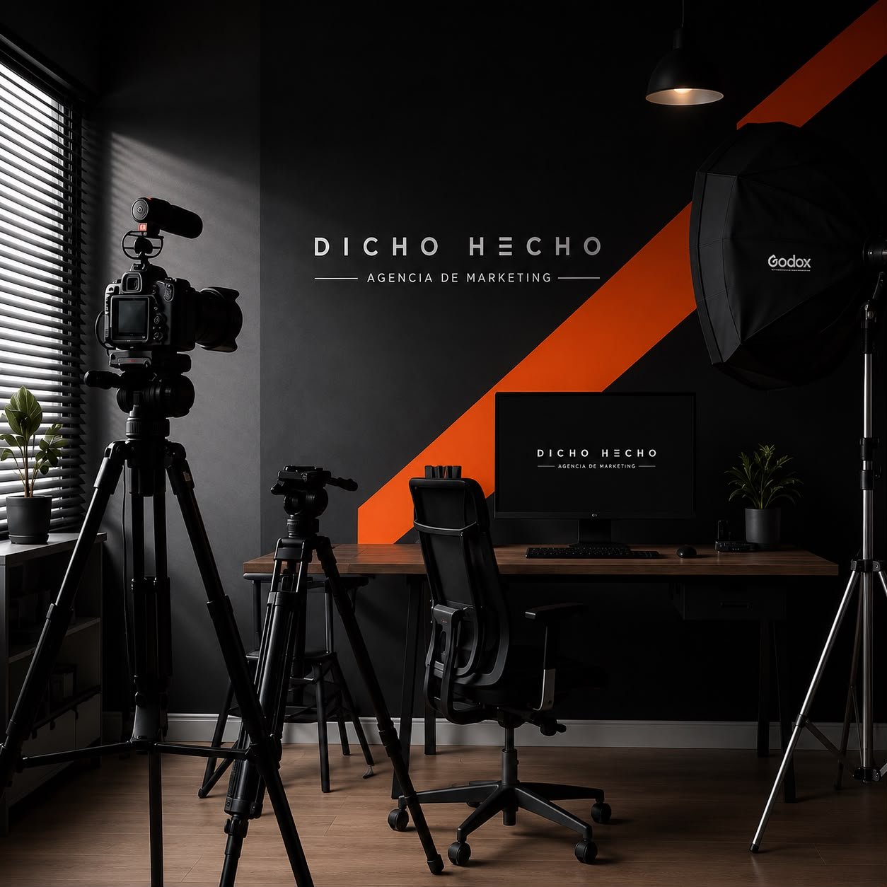 Estudio de grabación y edición de Dicho y Hecho, con cámara, iluminación profesional y equipo de producción de contenido